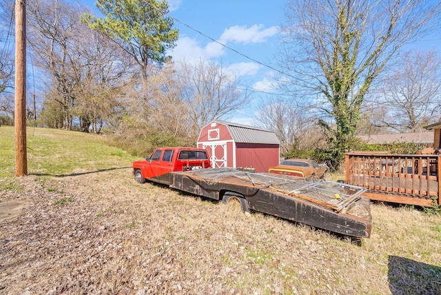 view of yard featuring an outdoor structure and a barn