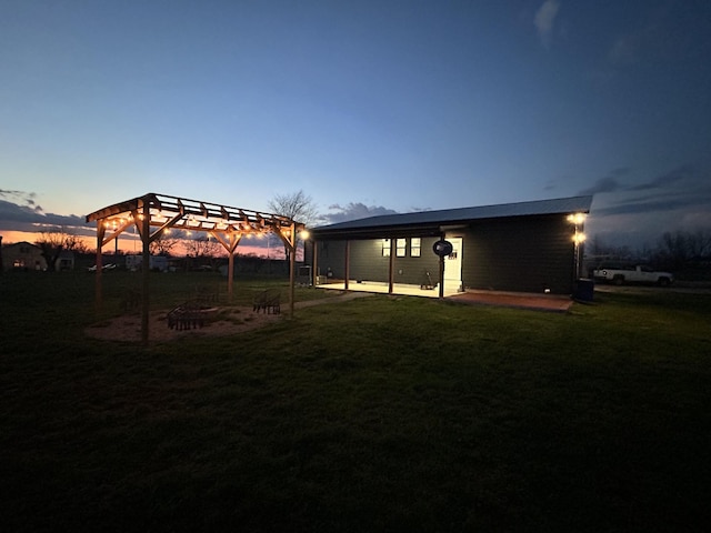 view of yard at dusk