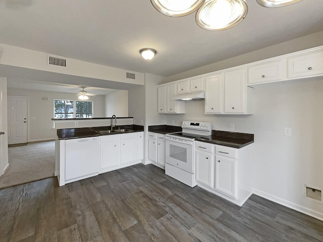 kitchen featuring visible vents, dishwashing machine, a peninsula, electric range, and a sink