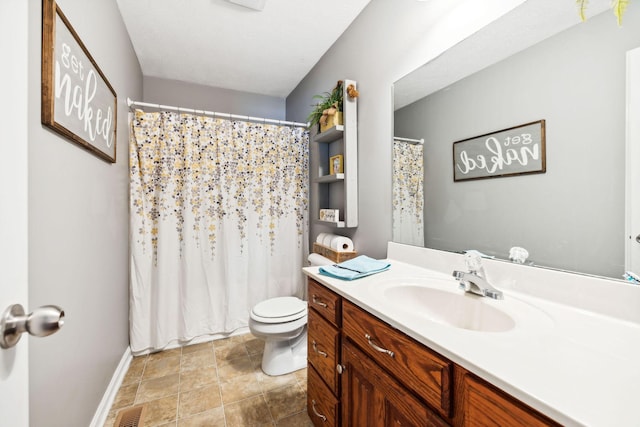 full bath with visible vents, baseboards, toilet, a shower with shower curtain, and vanity