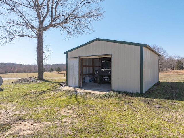 view of pole building featuring a lawn