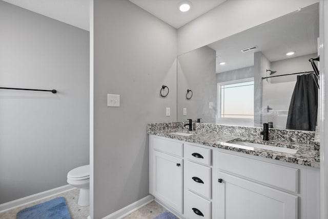 bathroom featuring toilet, curtained shower, a sink, baseboards, and visible vents