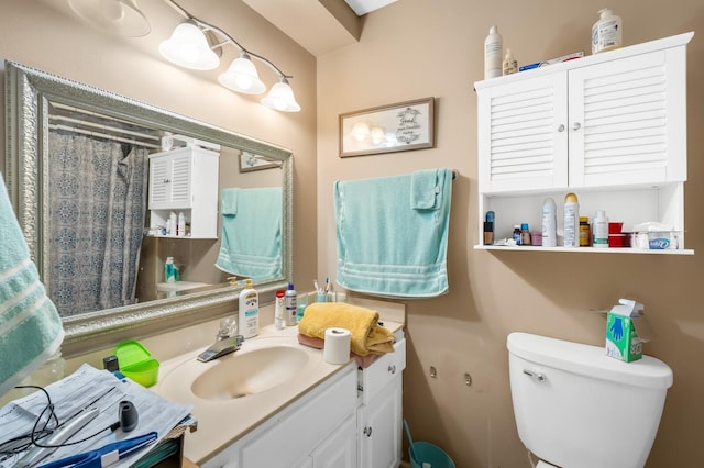 full bath with vanity, curtained shower, and toilet