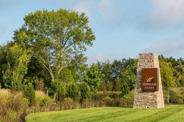 community sign featuring a lawn