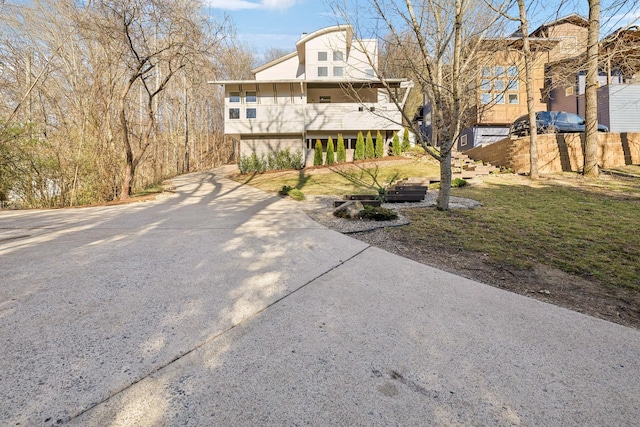 view of front facade with driveway