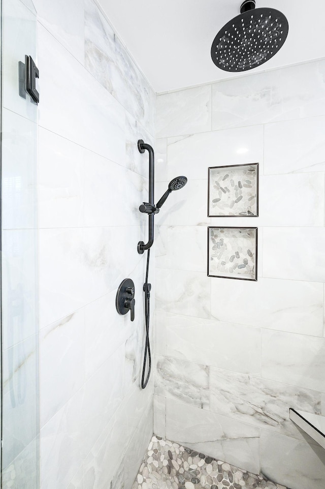 full bathroom featuring a tile shower