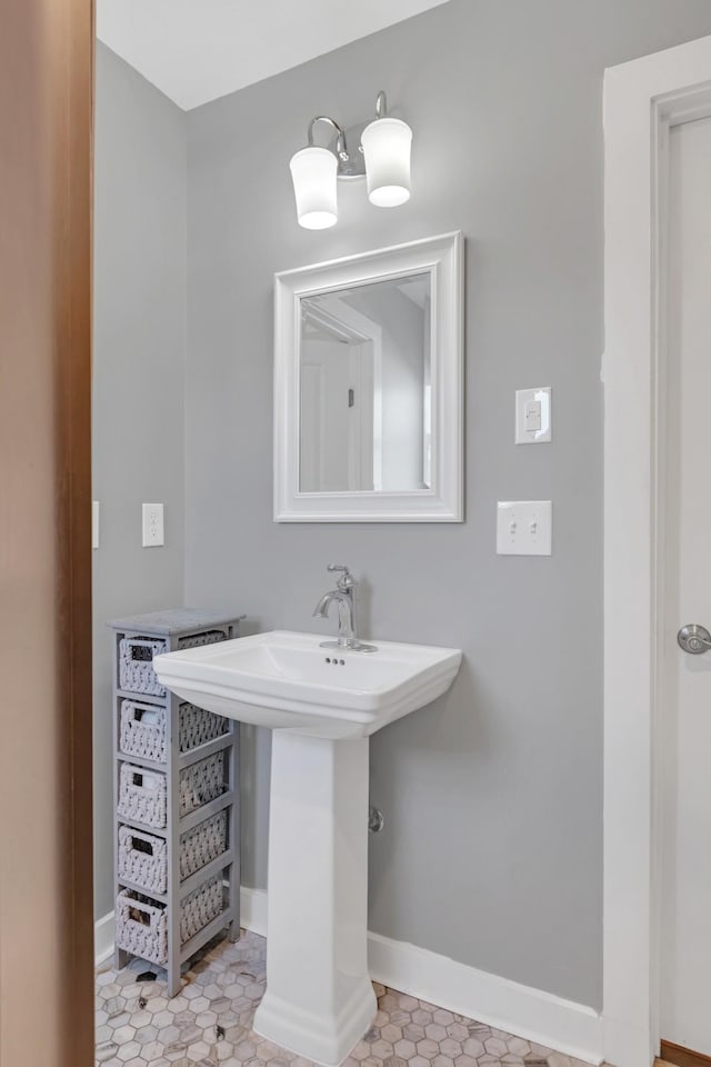 bathroom featuring a sink and baseboards