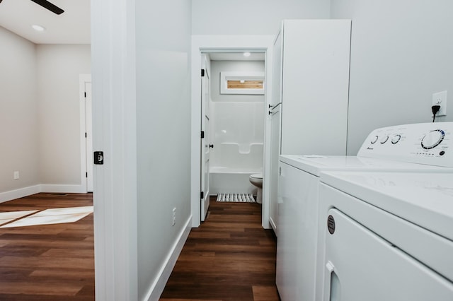 clothes washing area with baseboards, dark wood-type flooring, a ceiling fan, and washing machine and clothes dryer