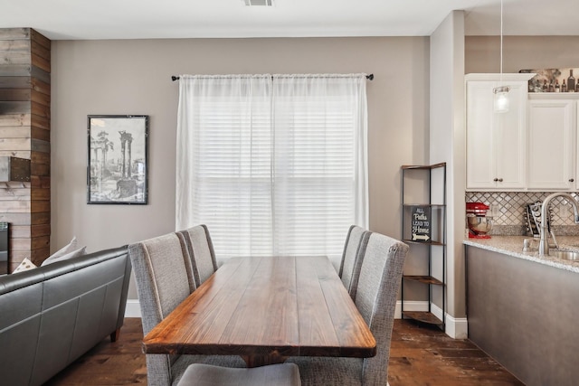 dining space with visible vents, dark wood-style floors, and baseboards