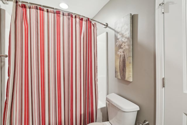 bathroom featuring toilet and shower / bath combo