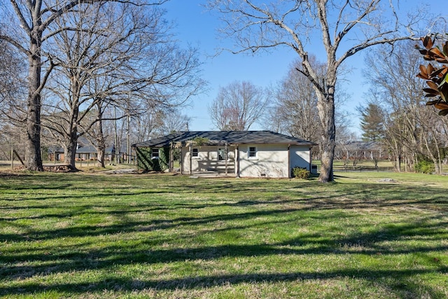 view of yard with an outdoor structure