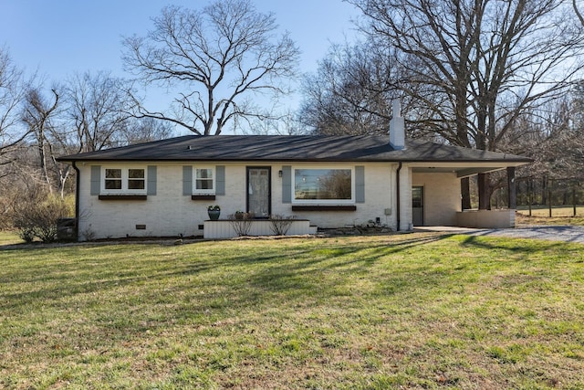 view of front of property featuring crawl space, brick siding, and a front yard