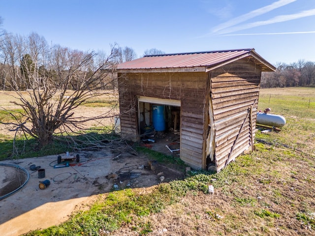 view of outdoor structure featuring an outbuilding