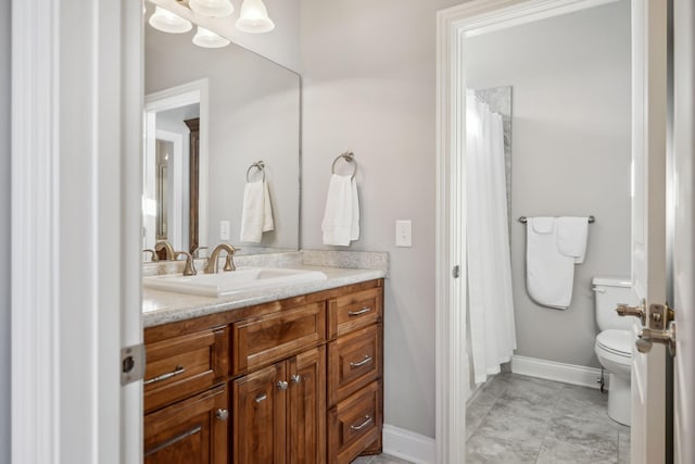 full bathroom with a shower with curtain, toilet, vanity, and baseboards