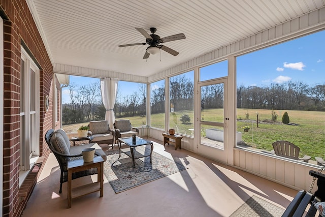 sunroom with ceiling fan