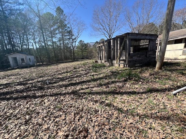 view of yard featuring an outdoor structure