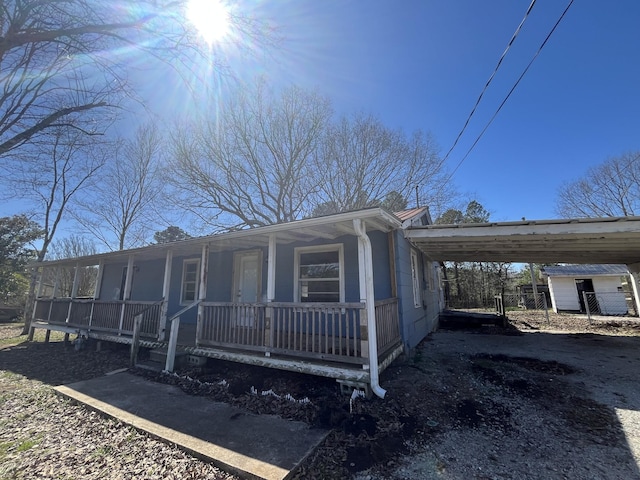 view of front of home with covered porch and driveway