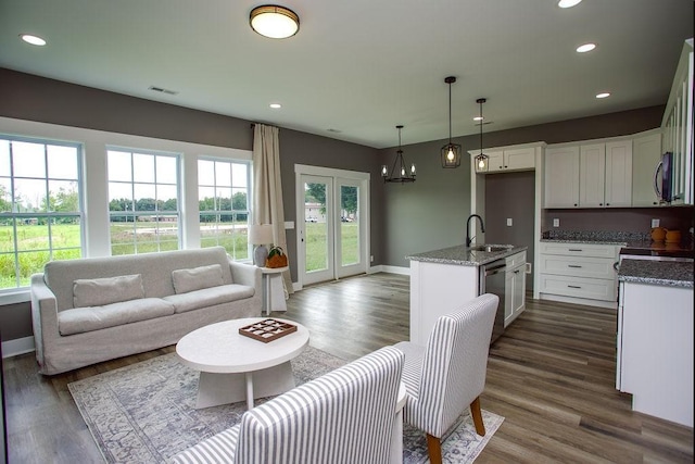 living room featuring recessed lighting, visible vents, baseboards, and dark wood-type flooring