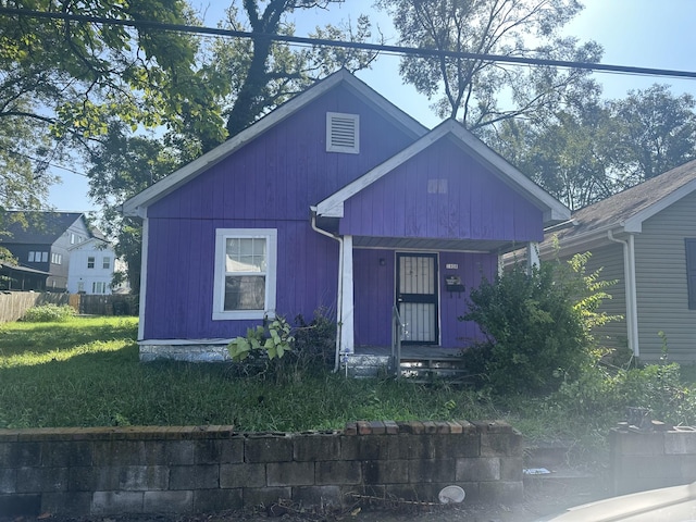 view of front of property featuring a front yard