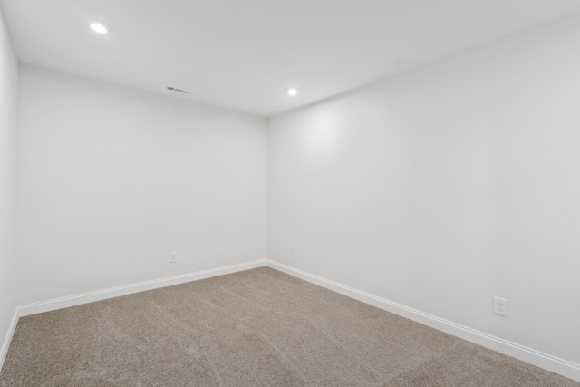 carpeted spare room featuring visible vents, recessed lighting, and baseboards