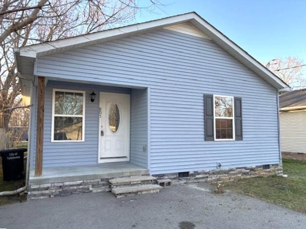 bungalow featuring crawl space