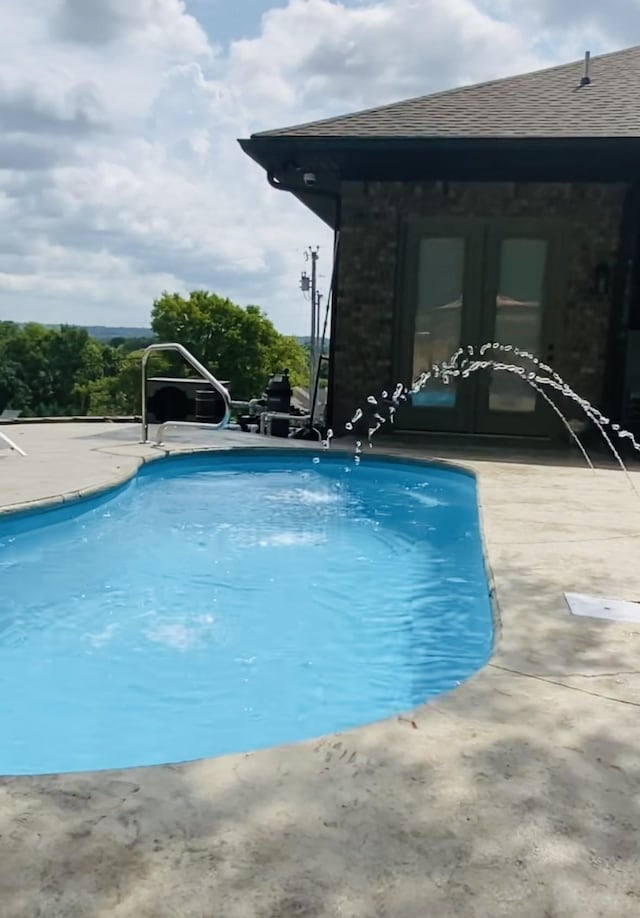 view of swimming pool