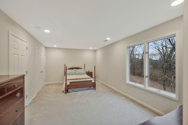 bedroom featuring visible vents, recessed lighting, baseboards, and light carpet