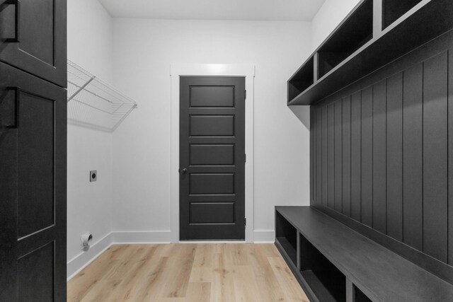 4410 Shiloh Canaan Rd, Palmyra, TN 37142 - mudroom featuring light wood finished floors and baseboards