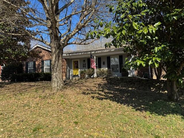 single story home with a front lawn