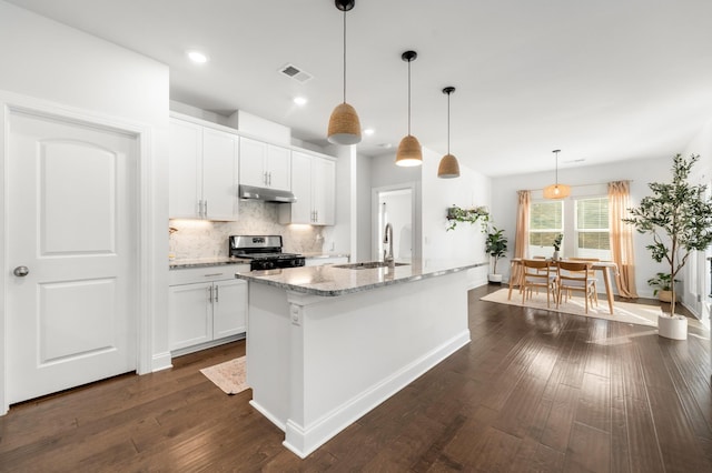 kitchen with stainless steel gas range oven, visible vents, tasteful backsplash, under cabinet range hood, and a sink