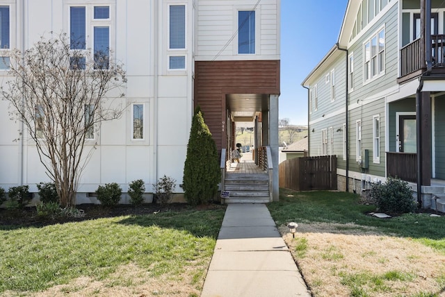 view of front of house featuring a front yard