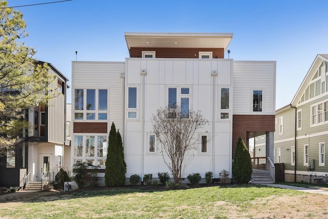 view of front of property featuring a front yard