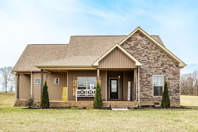 view of front of house featuring crawl space, covered porch, a front yard, and a shingled roof