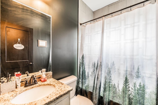 full bath featuring vanity, toilet, and a shower with curtain