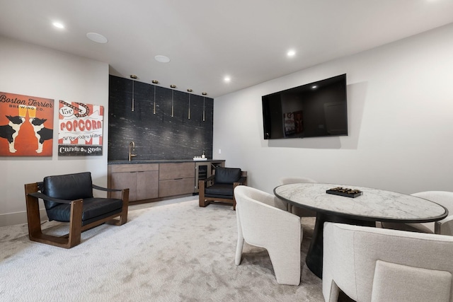 carpeted dining room featuring indoor wet bar and recessed lighting