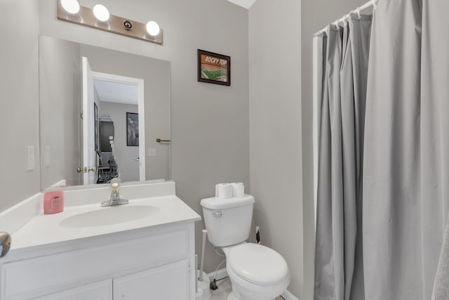 bathroom with a shower with shower curtain, toilet, vanity, and baseboards