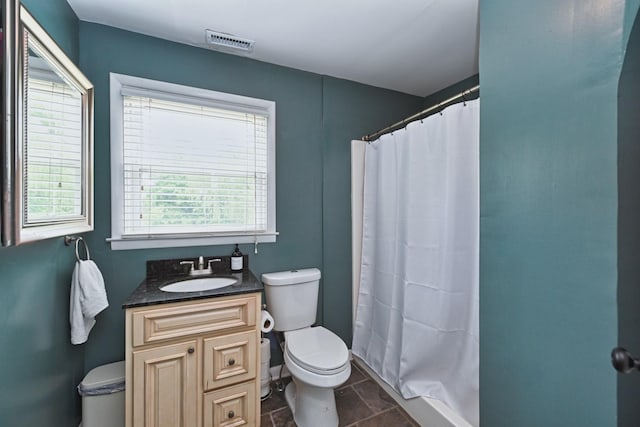 full bathroom featuring visible vents, curtained shower, toilet, and vanity