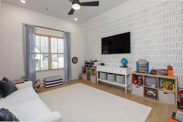 living room featuring wood finished floors, baseboards, visible vents, recessed lighting, and ceiling fan