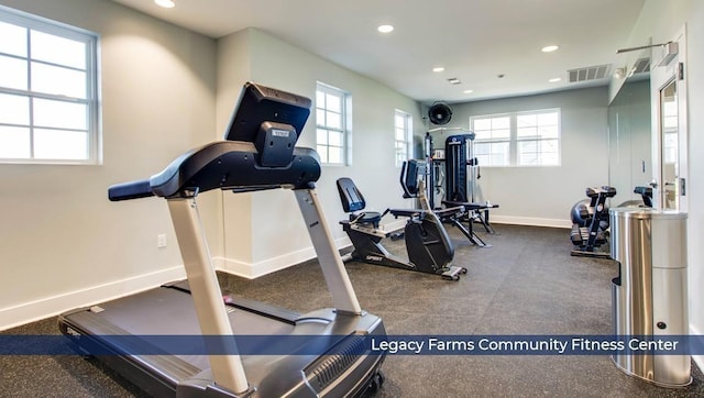 workout room featuring recessed lighting, visible vents, and baseboards