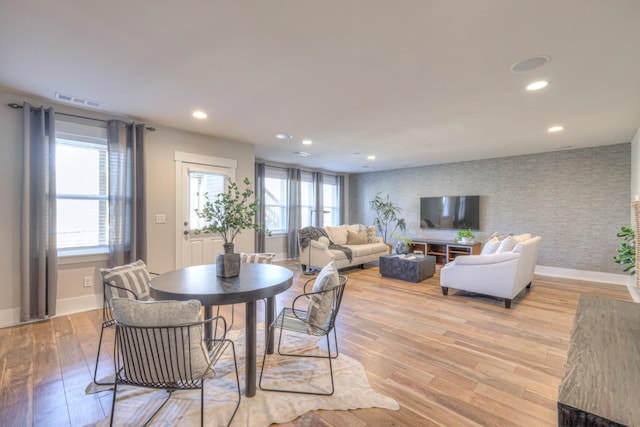 dining space featuring recessed lighting, visible vents, light wood-style flooring, and baseboards