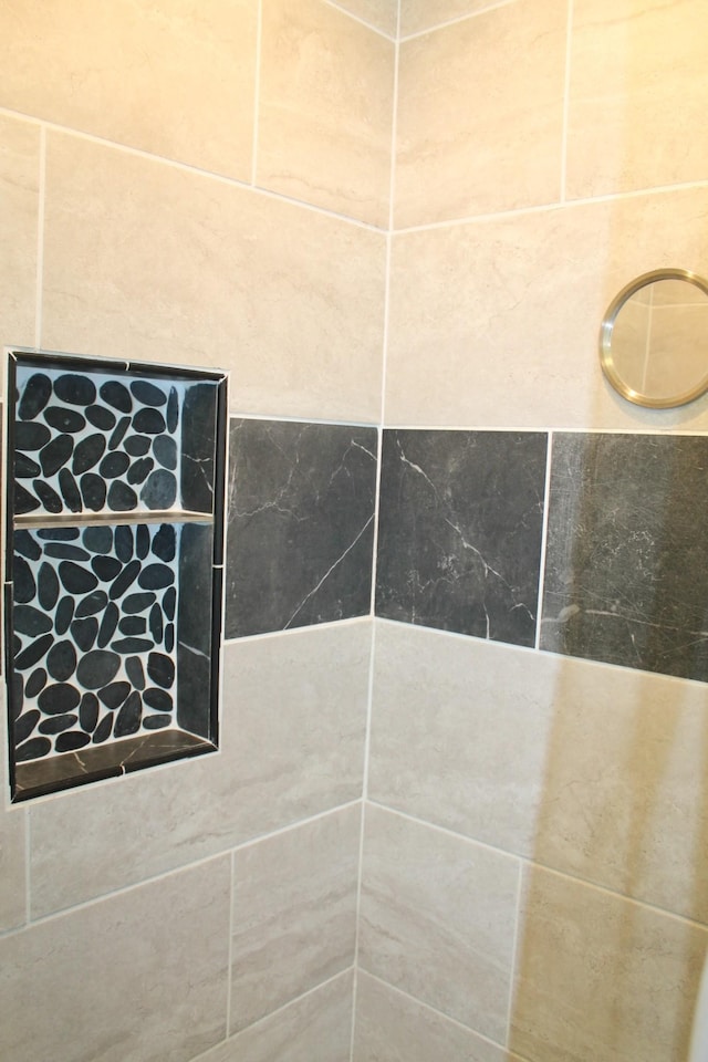 details featuring tiled shower