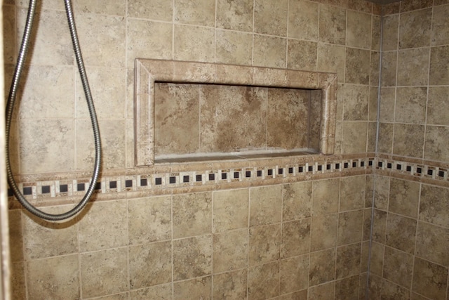 room details featuring tiled shower