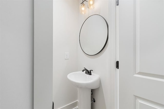 bathroom featuring a sink