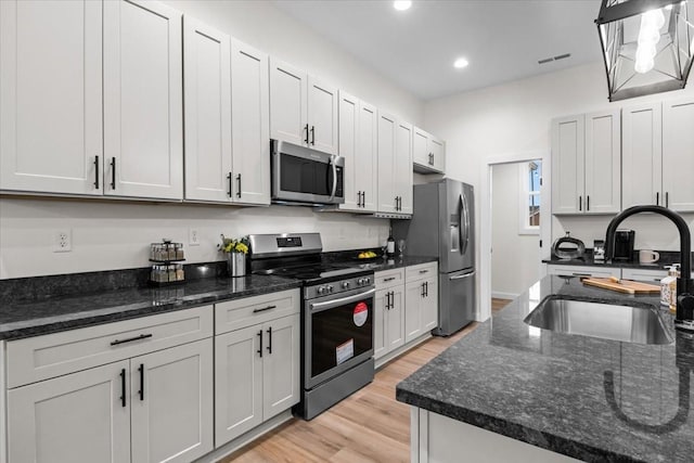 kitchen featuring light wood-type flooring, visible vents, a sink, recessed lighting, and stainless steel appliances