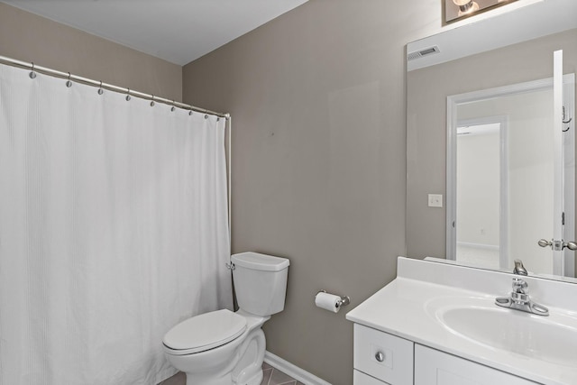 bathroom with visible vents, baseboards, toilet, a shower with curtain, and vanity