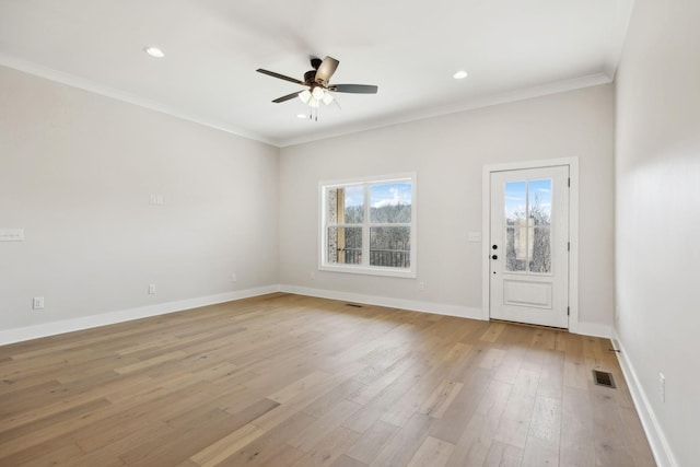 entryway with visible vents, light wood-style floors, crown molding, baseboards, and ceiling fan