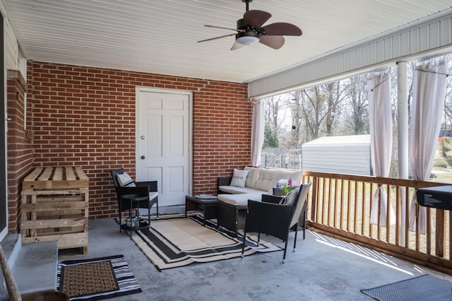 sunroom with ceiling fan