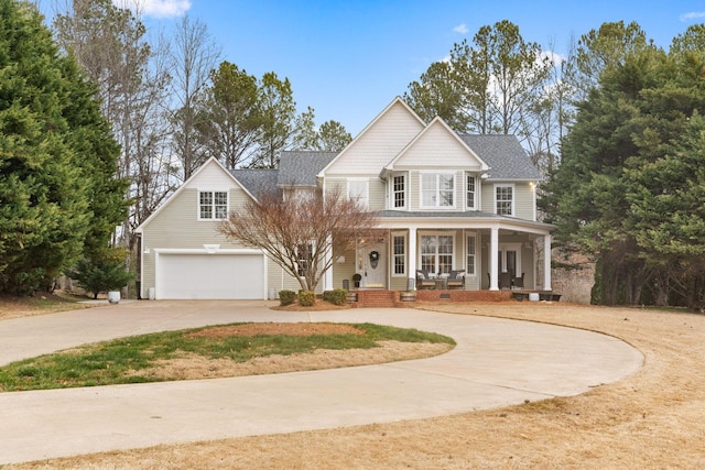 view of front facade featuring curved driveway and covered porch