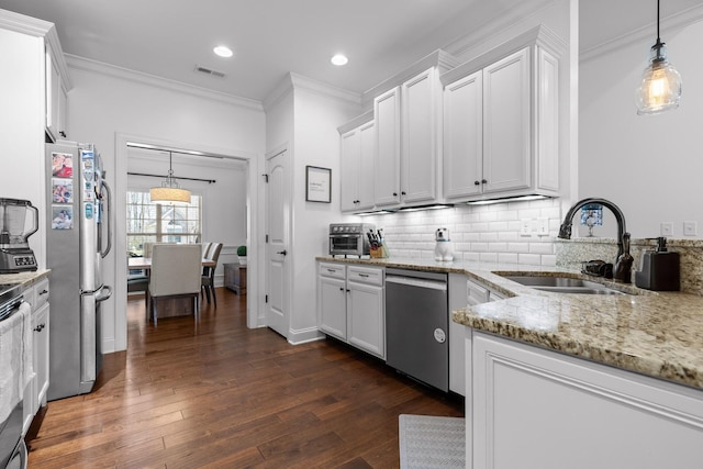 kitchen featuring visible vents, dark wood-style flooring, a sink, stainless steel appliances, and crown molding