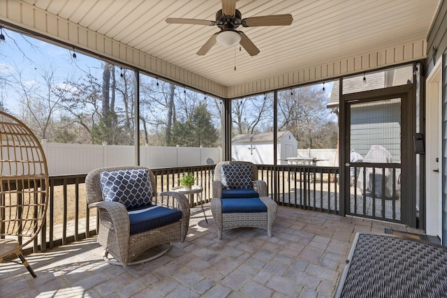 sunroom with ceiling fan